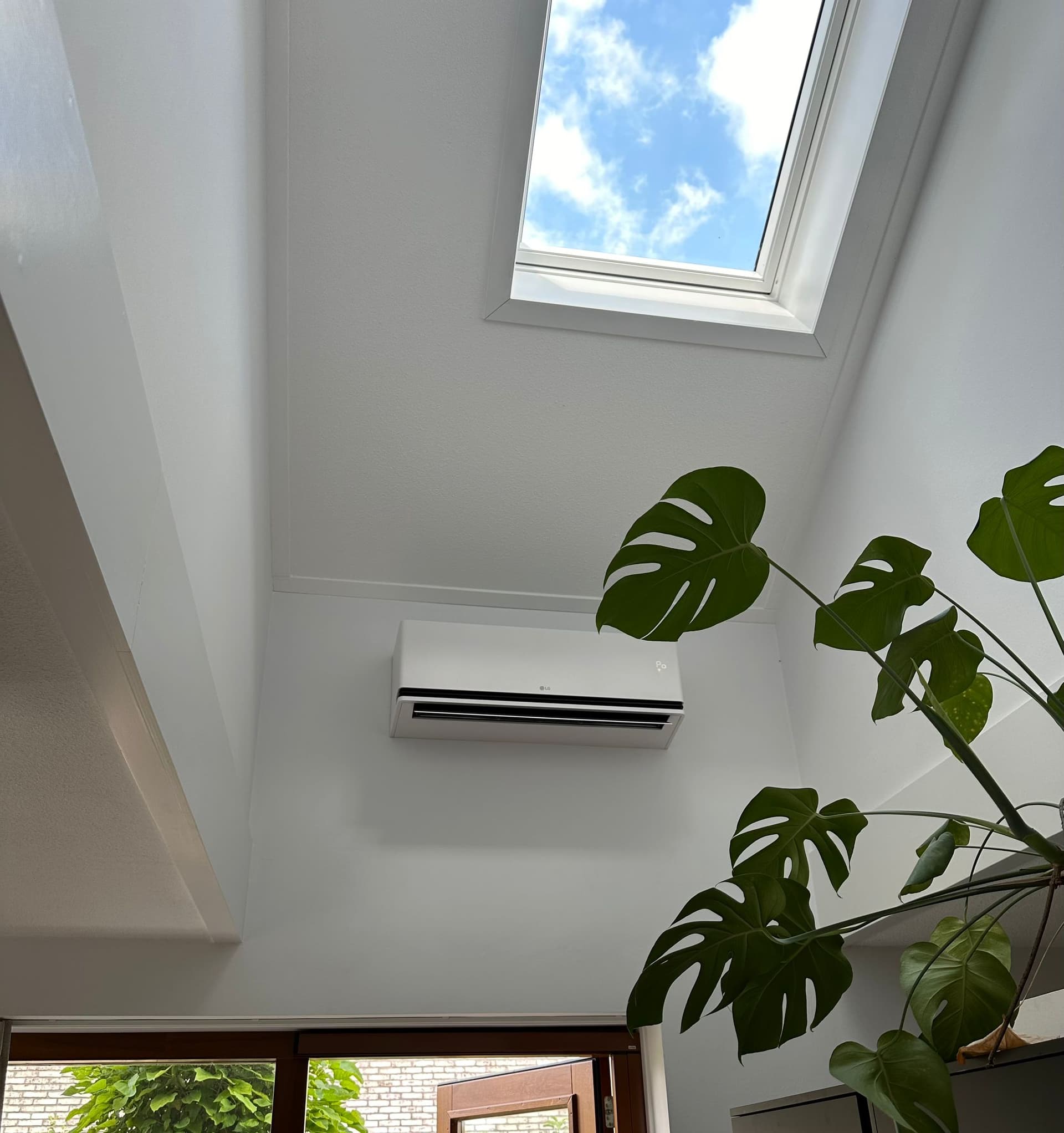 LG airco-binnenunit gemonteerd onder een dakraam