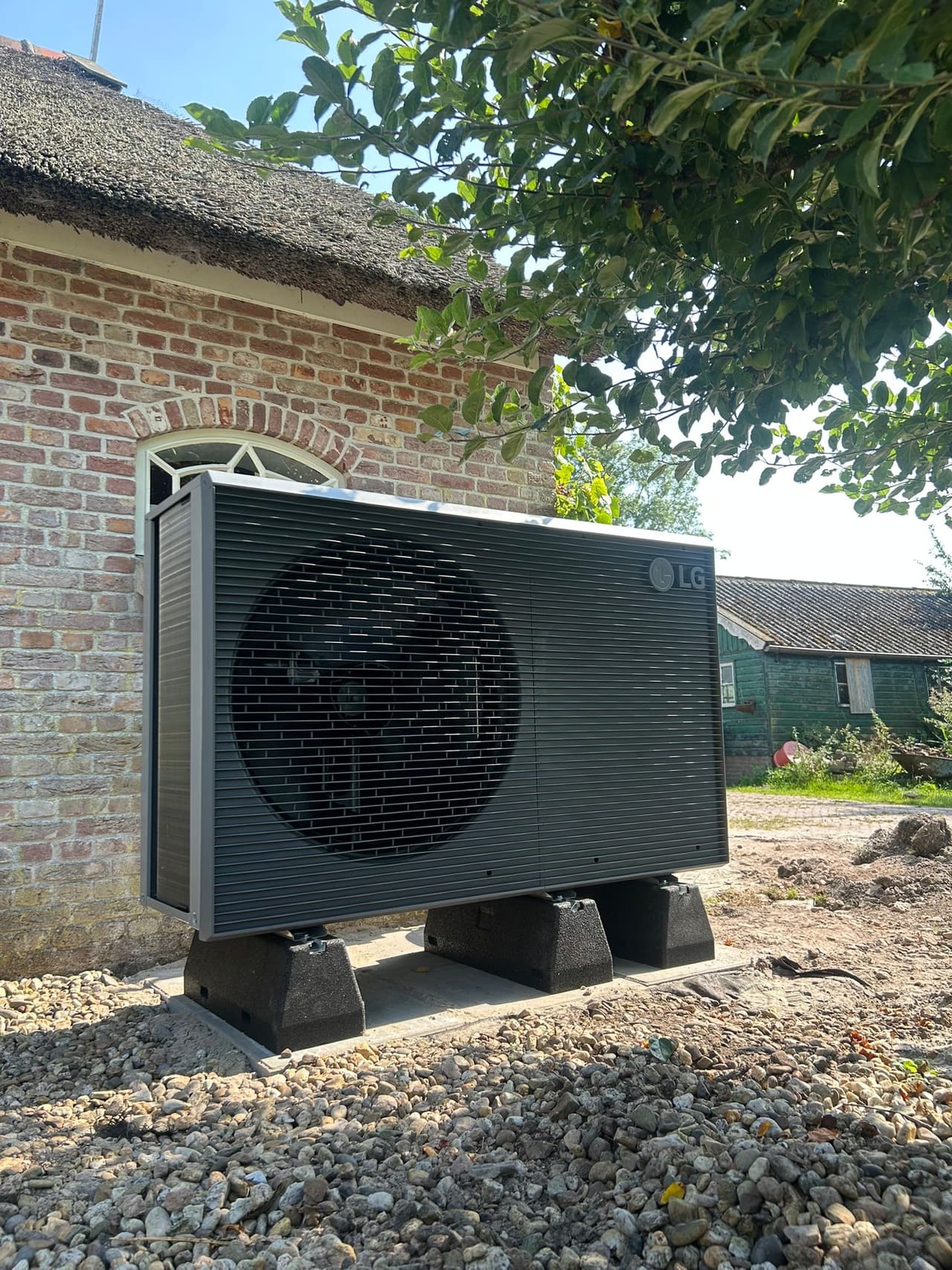 LG warmtepomp buitenunit geplaatst tegen de gevel