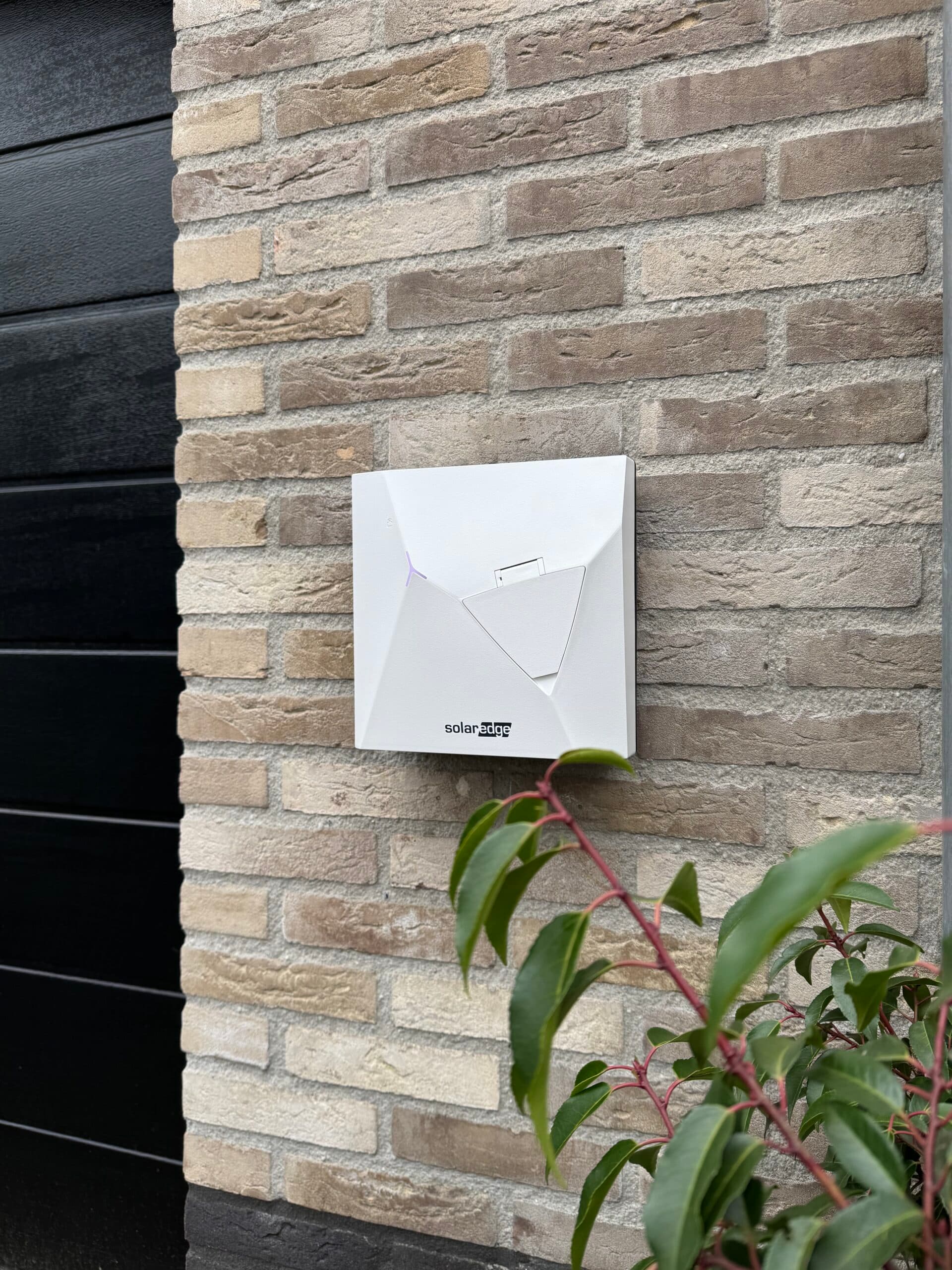 SolarEdge laadpaal geïnstalleerd aan een gevel
