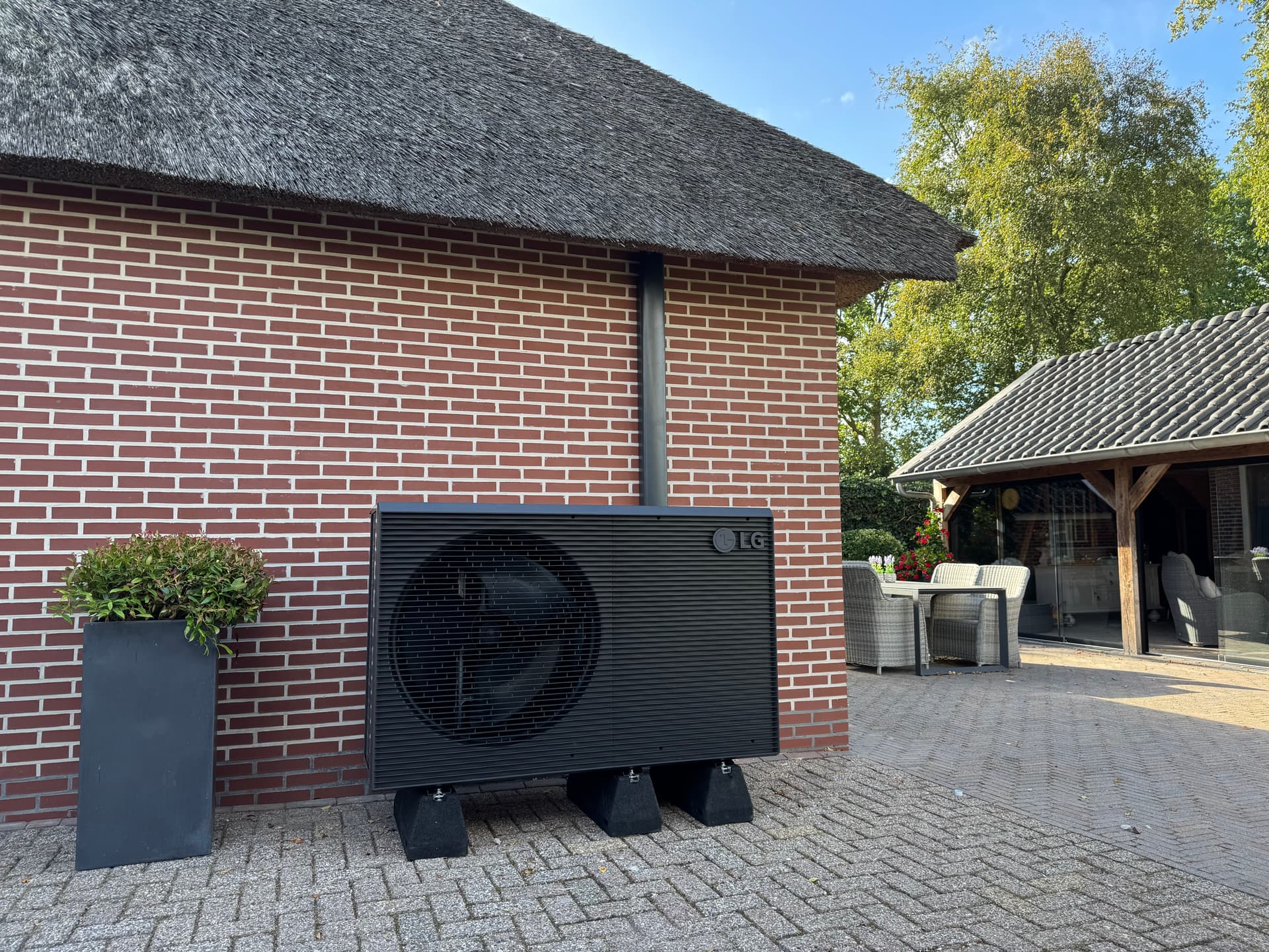 LG warmtepomp geïnstalleerd tegen de gevel van een moderne woning
