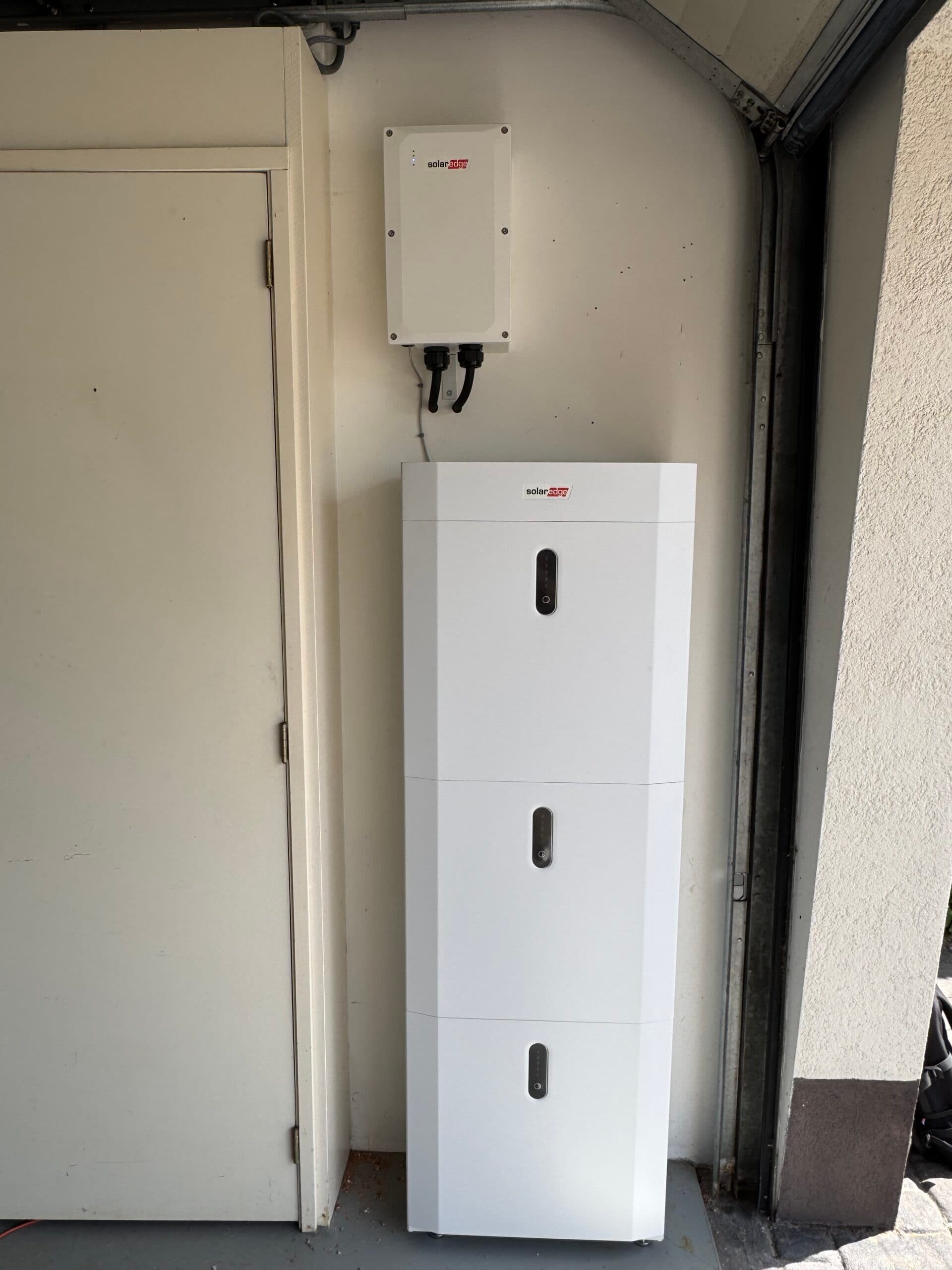 SolarEdge thuisbatterij met omvormer geïnstalleerd in een garage