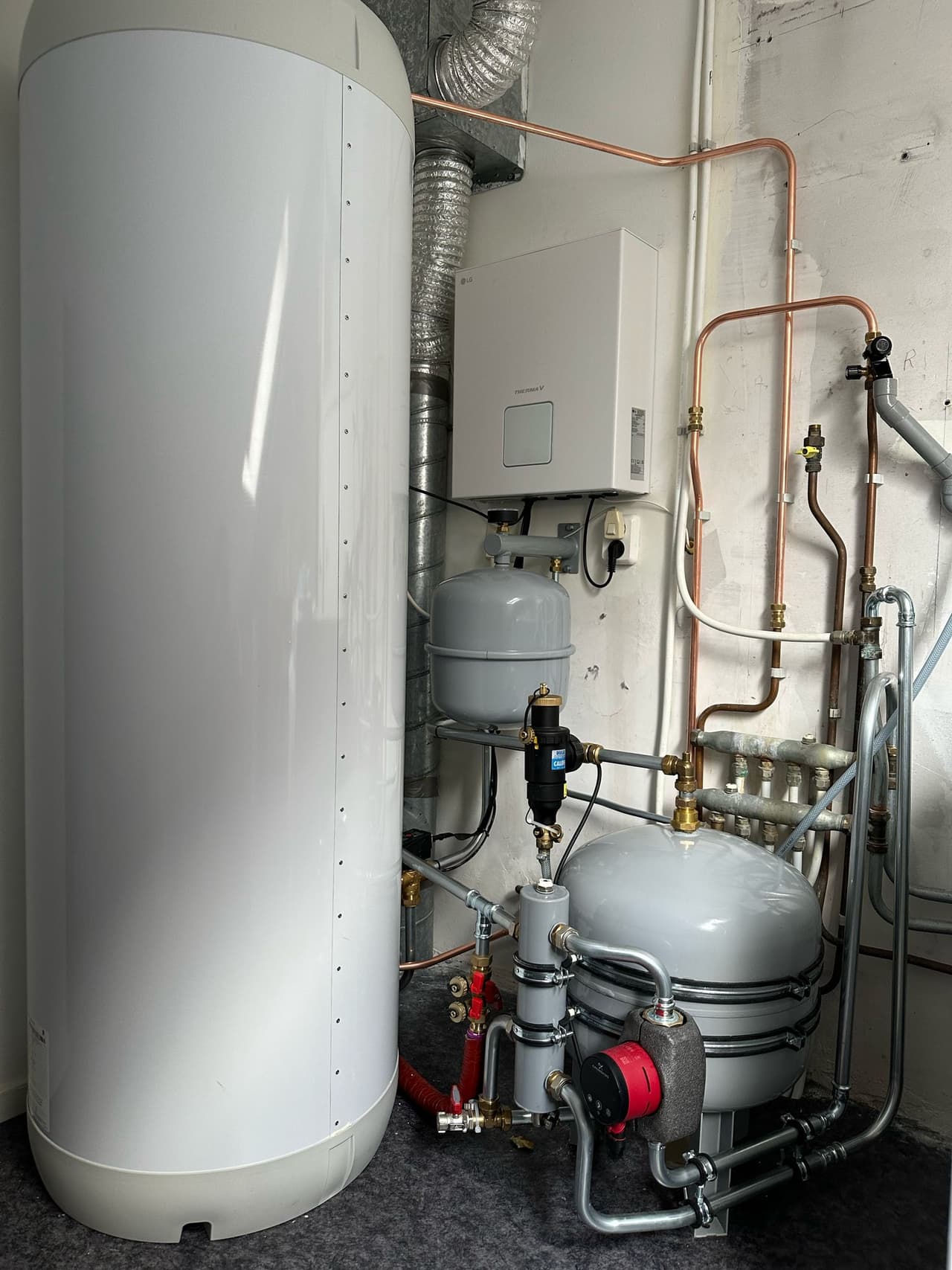 LG warmtepompinstallatie met buffervat en leidingwerk
