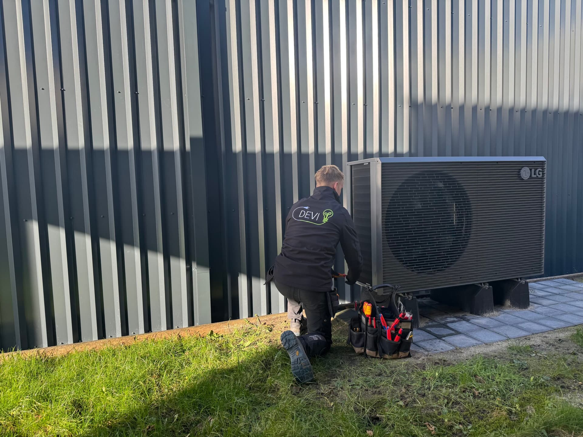 LG warmtepomp geïnstalleerd tegen de gevel van een moderne woning