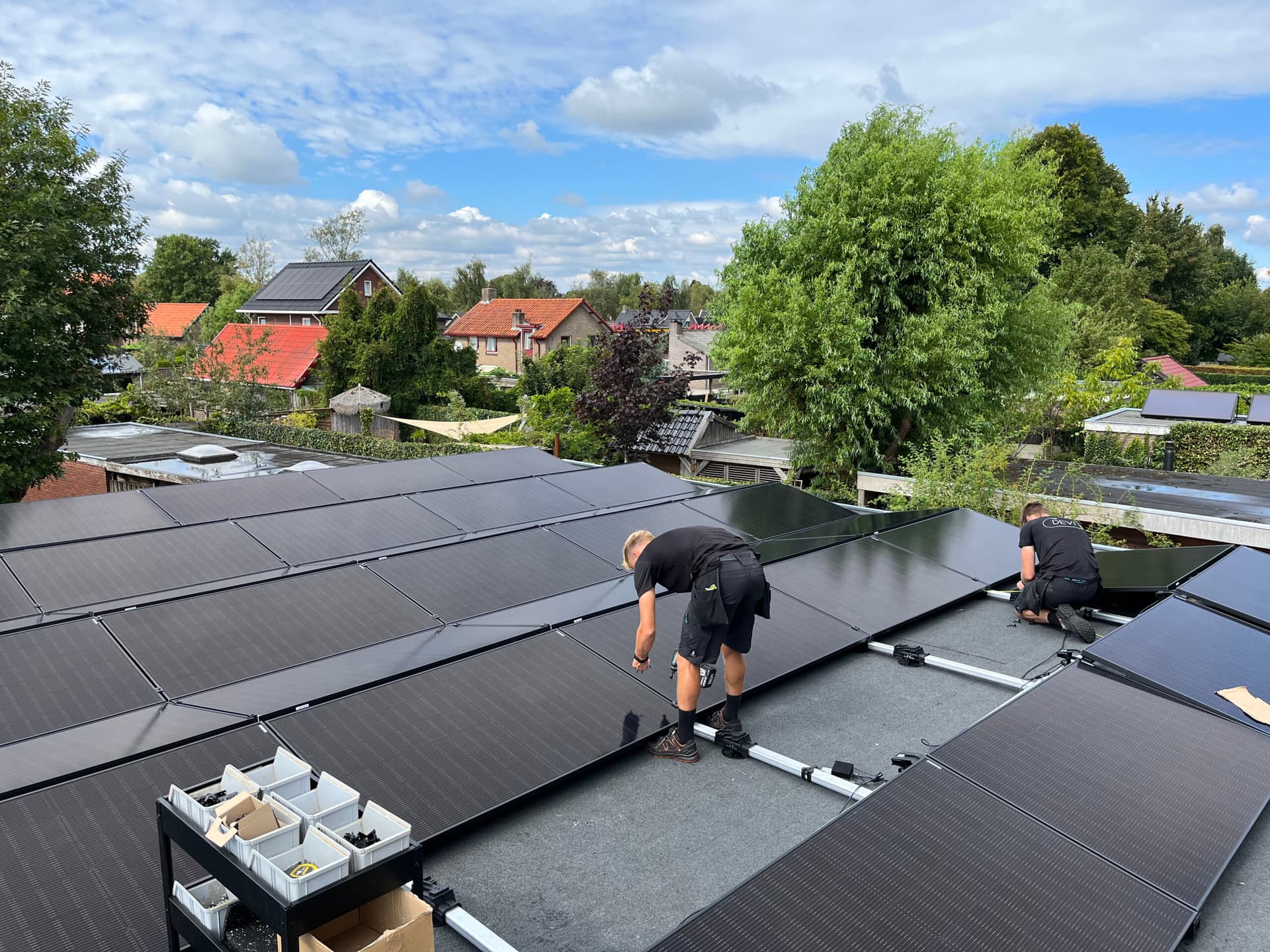 Monteurs van DEVI installeren zonnepanelen op een dak