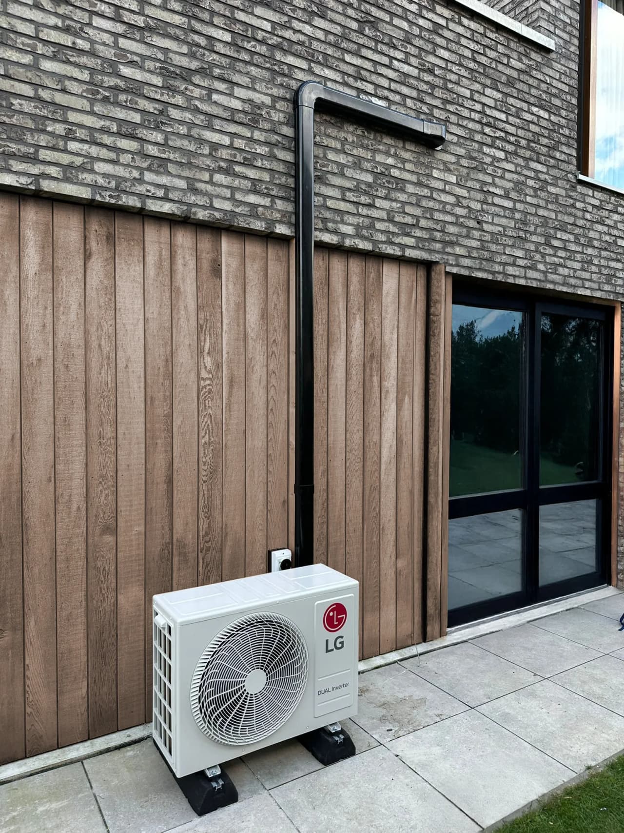 LG airco buitenunit geplaatst tegen de gevel