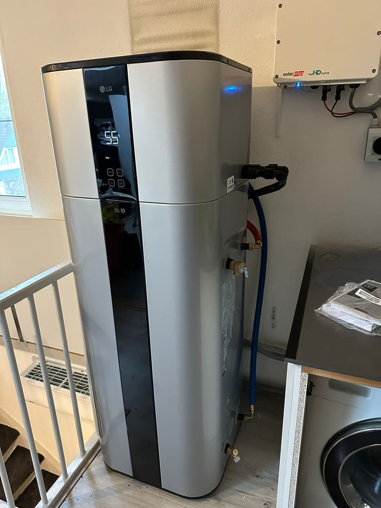 Geïnstalleerde LG warmtepompboiler in een bijkeuken